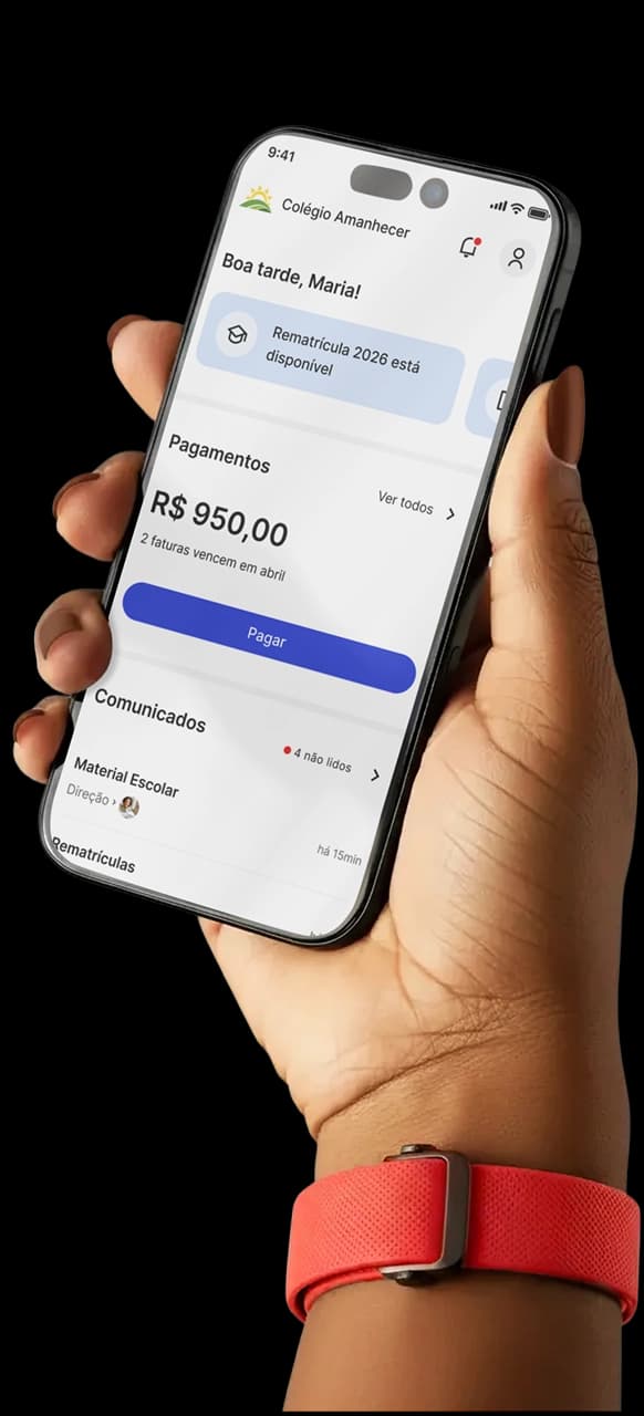 Mão segurando celular com o aplicativo Meu Arco aberto